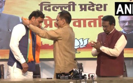 AAP पार्षद पवन सहरावत ने MCD स्टैंडिंग कमेटी चुनाव से पूर्व थमा BJP का दामन