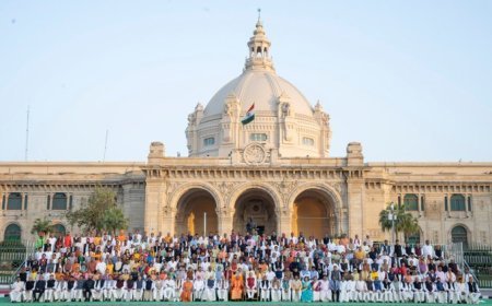 अखिलेश यादव ने उठाया सवाल -'विधायकों के साथ फोटो में दोनों  उप मुख्यमंत्री क्यों नहीं है?'