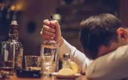 चोरी करने गया चोर सेफ में रखी शराब की बोतल देख चोरी करना भूल गया चोर, पीकर हुआ टल्ली