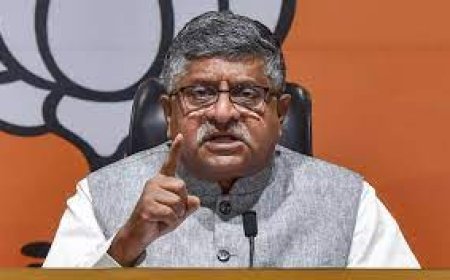 रविशंकर प्रसाद ने कहा - 'राहुल गांधी को देश में कोई नहीं सुन रहा है तो विदेश जाकर बोल रहे हैं'