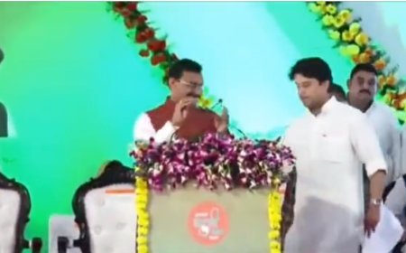 ज्योतिरादित्य सिंधिया ने मंच पर ही छिन लिया VD Sharma का माइक