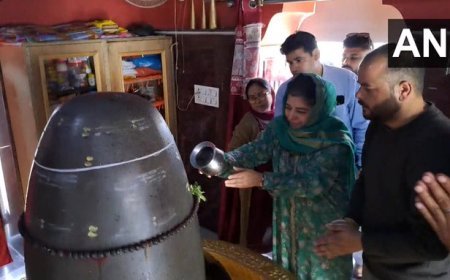 महबूबा मुफ्ती ने की शिव मंदिर में पूजा, भड़के उलेमा, भाजपा ने बताया 'नौटंकी'