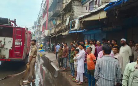 प्रयागराज के सबसे बड़े रेडीमेड मार्केट में भीषण आग