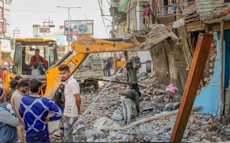 निजामुद्दीन इलाके में अवैध रूप से बनी मजार पर गरजा बुलडोजर