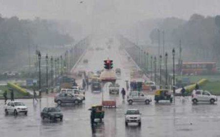 दिल्ली-NCR में भारी बारिश, रास्ते जलमग्न