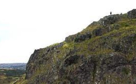 पति ने प्रेगनेंट पत्नी को 50 फीट ऊंची पहाड़ी से धक्का दे दिया