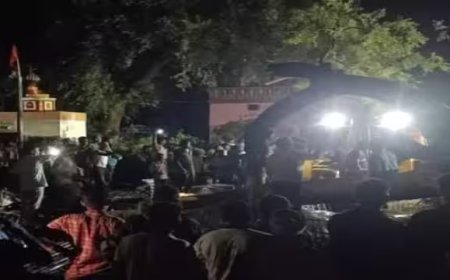 मंदिर के टिनशेड पर गिरा भारी-भरकम पेड़, 7 की मौत