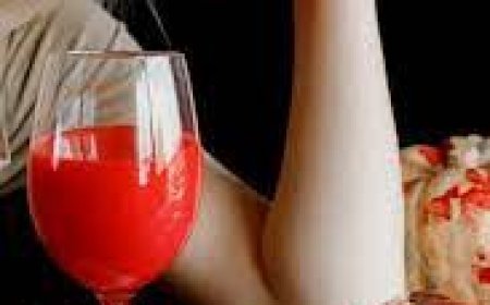 कस्टमर्स की ड्रिंक में अपना खून मिलाती ये महिला वेटर