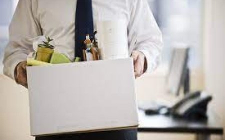 Sick Leave लेकर मना रहा था छुट्टी, रंगे हाथ पकड़ा गया तो गई नौकरी, कंपनी पर लगा 73 लाख का जुर्माना