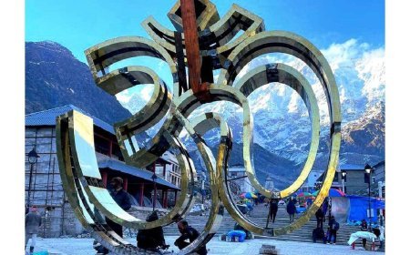 दर्जनों टुकड़ों को जोड़कर तैयार किया गया है केदारनाथ धाम का भव्य ओम् चिन्ह