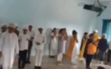 गुजरात में हिंदू बच्चों के नमाज पढ़ने पर हंगामा:स्कूल में बकरीद सेलिब्रेशन के दौरान पढ़ी थी नमाज