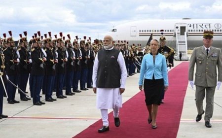 पेरिस में PM मोदी के पहुँचने पर भारतीय समुदाय के लोग ने लगाए 'भारत माता की जय' के नारे