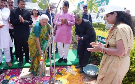 महामहिम राज्यपाल जी और नगर विकास एवं ऊर्जा मंत्री श्री ए.के. शर्मा जी ने मथुरा में पौधारोपण कर वृक्षारोपण आभियान की शुरुआत की