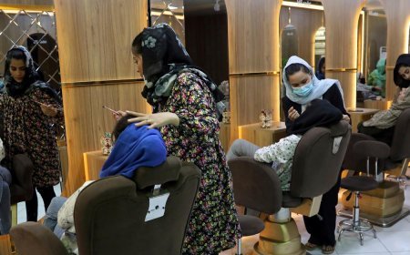 ब्यूटी पार्लर बैन होने से 60,000 महिलाओं के सामने खड़ा हुआ संकट