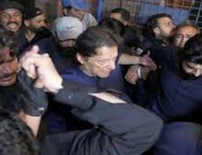 इमरान ख़ान को तोशाखाना केस में सज़ा, बोले - 'मेरी गिरफ़्तारी पर चुप मत बैठना'